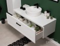 Biała szafka z jedną szufladą i białą ceramiczną umywalką