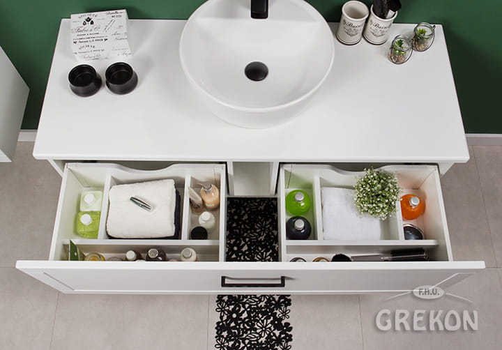 Biała podwieszana szafka łazienkowa 120 cm z wbudowanym organizerem