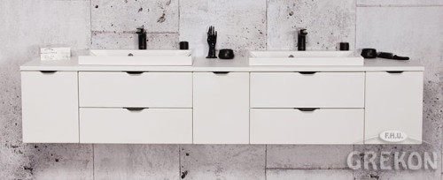 biała szafka wisząca do dużej łazienki