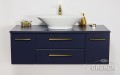Szafka łazienkowa w granatowym kolorze z białą umywalką