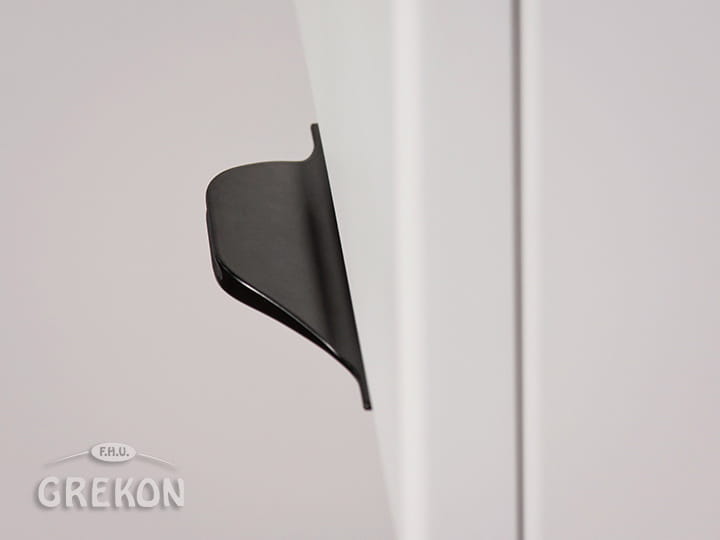 delikatny uchwyt meblowy w  czarnym kolorze
