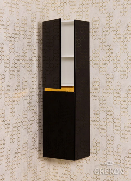 Elegancki czarny połyskowy regał ze złotymi wstawkami