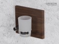Kubek łazienkowy na płycie meblowej w kolorze orzechowego drewna