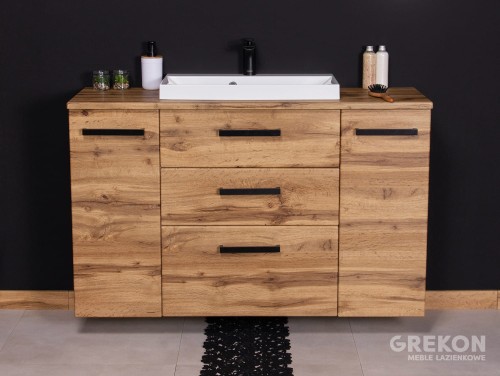 Pakowna szafka łazienkowa w kolorze dąb naturalny wraz z białą nablatową umywalką