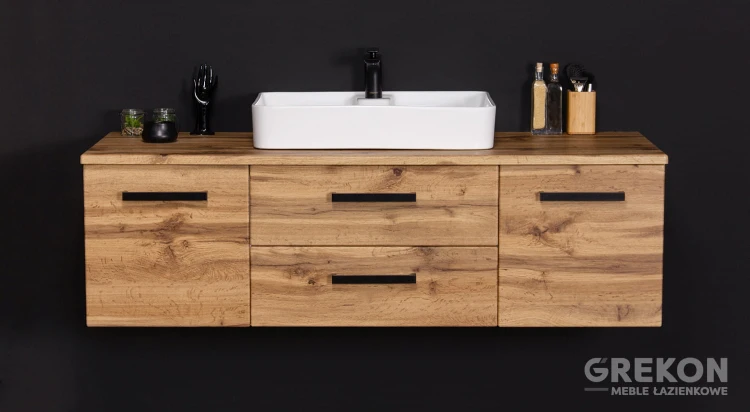 Nowoczesna szafka łazienkowa w kolorze dąb naturalny z białą ceramiczną umywalką