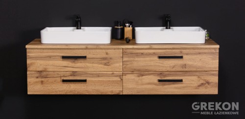 Podwieszana szafka łazienkowa w kolorze naturalny dąb z białymi ceramicznymi umywalkami