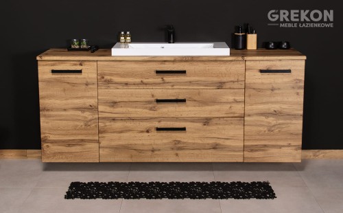 Duża, pakowna szafka łazienkowa z białą nablatową umywalką