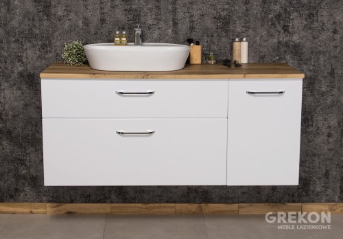 Biała podwieszana szafka z blatem dąb naturalny i białą ceramiczną umywalką