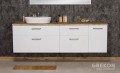Biała modułowa szafka łazienkowa z blatem dąb naturalny i ceramiczną umywalką