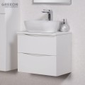 Podwieszana biała szafka łazienkowa z blatem oraz ceramiczną umywalką