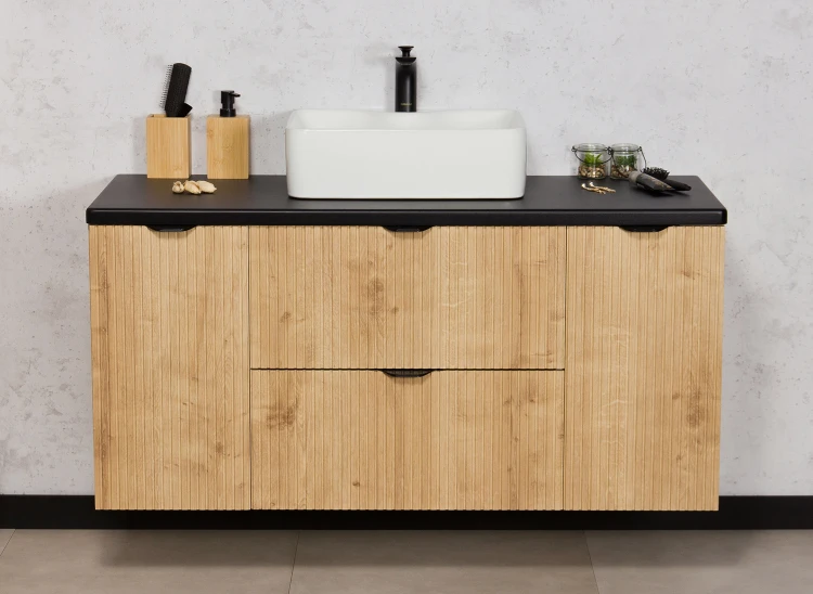 Szafka łazienkowa z blatem oraz białą ceramiczną umywalką