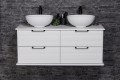 Biała podwieszana szafka łazienkowa z dwiema ceramicznymi umywalkami