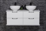 Biała podwieszana szafka łazienkowa z dwiema ceramicznymi umywalkami
