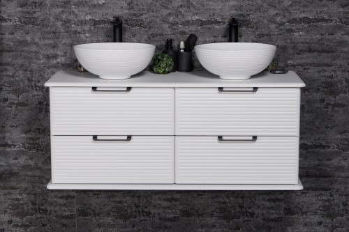 Biała podwieszana szafka łazienkowa z dwiema ceramicznymi umywalkami