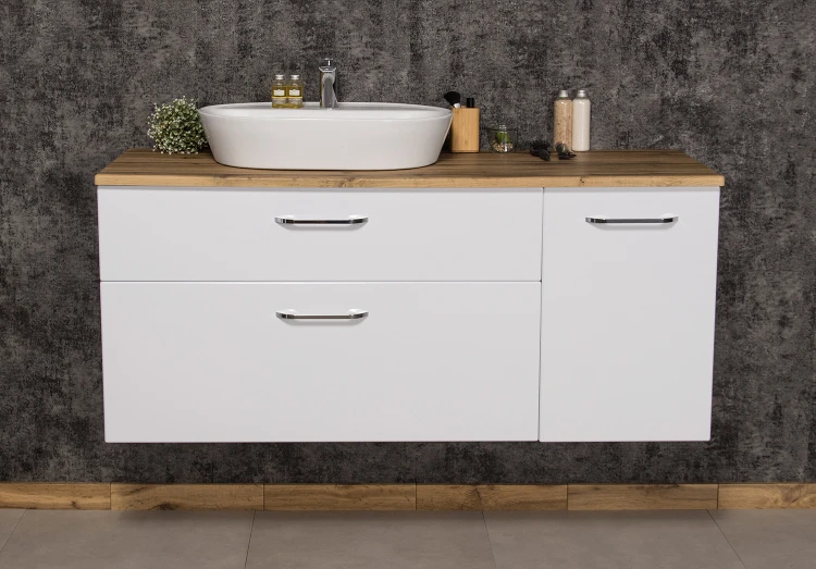 Biała podwieszana szafka z blatem dąb naturalny i białą ceramiczną umywalką