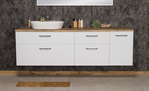 Biała modułowa szafka łazienkowa z blatem dąb naturalny i ceramiczną umywalką