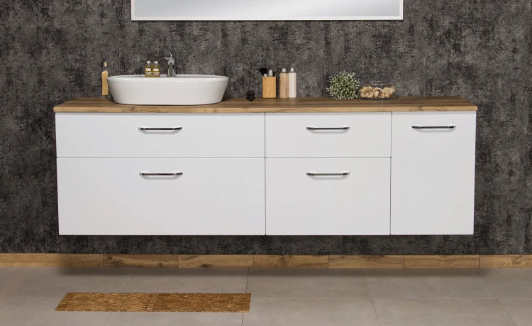 Biała modułowa szafka łazienkowa z blatem dąb naturalny i ceramiczną umywalką