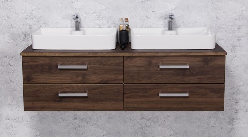 Brązowa szafka łazienkowa z dwiema ceramicznymi umywalkami