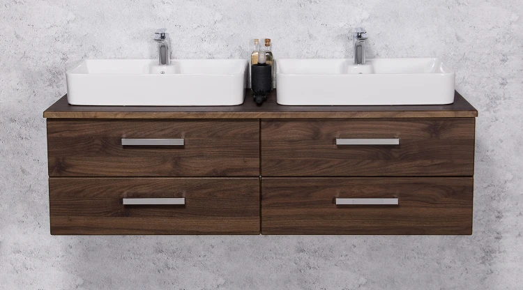 Brązowa szafka łazienkowa z dwiema ceramicznymi umywalkami