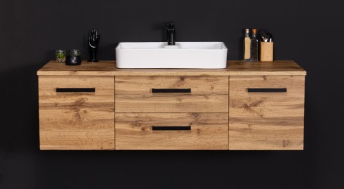 Nowoczesna szafka łazienkowa w kolorze dąb naturalny z białą ceramiczną umywalką