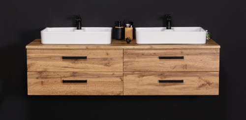 Podwieszana szafka łazienkowa w kolorze naturalny dąb z białymi ceramicznymi umywalkami