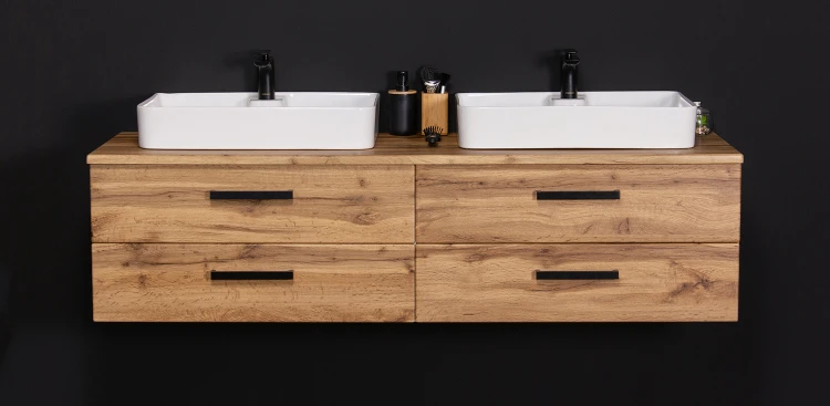 Podwieszana szafka łazienkowa w kolorze naturalny dąb z białymi ceramicznymi umywalkami