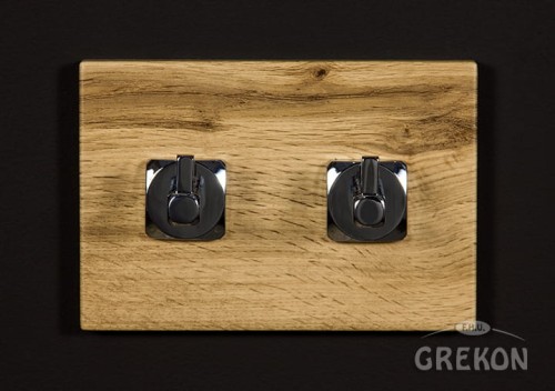 Wieszak podwójny w kolorze dębu naturalnego.