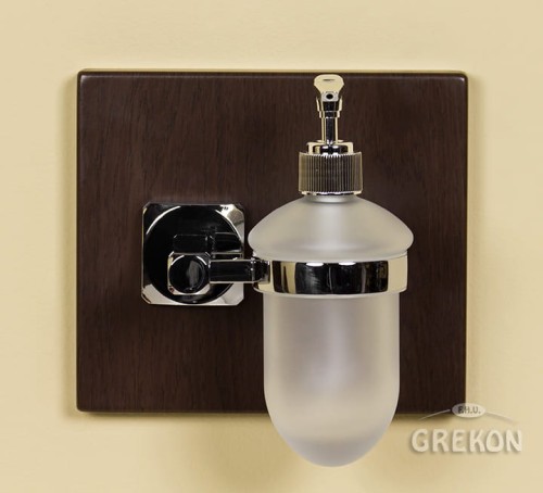 Dozownik na ścianę w kolorze antycznego drewna